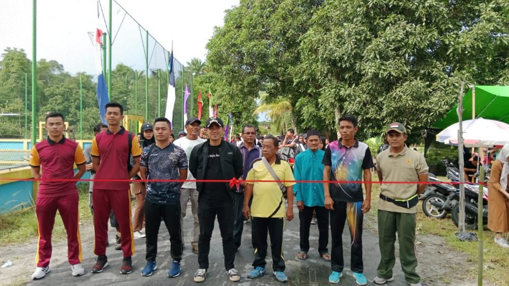 Babinsa Serda Sianipar Apresiasi Kegiatan Jalan Santai dan Olahraga Bersama Pemuda-Pemudi Subi Babinsa Serda Sianipar Apresiasi Kegiatan Jalan Santai dan Olahraga Bersama Pemuda-Pemudi Subi