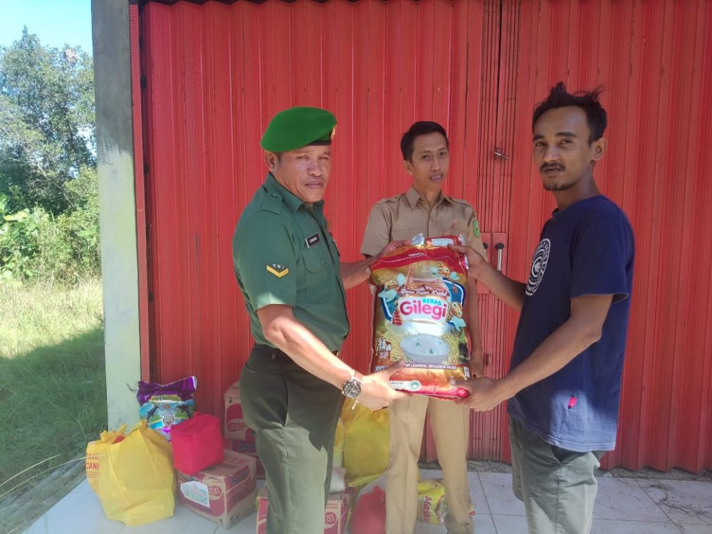 Pastikan Tepat Sasaran, Babinsa Serda Suwarno Kawal Penyaluran Sembako Warga Terdampak Longsor Pastikan Tepat Sasaran, Babinsa Serda Suwarno Kawal Penyaluran Sembako Warga Terdampak Longsor