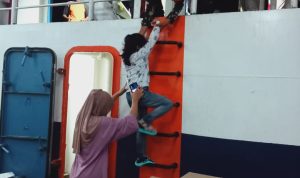 Atasi Kesulitan Warga, Babinsa Serda Parangin Angin Bantu Penumpang Naiki Tangga Kapal