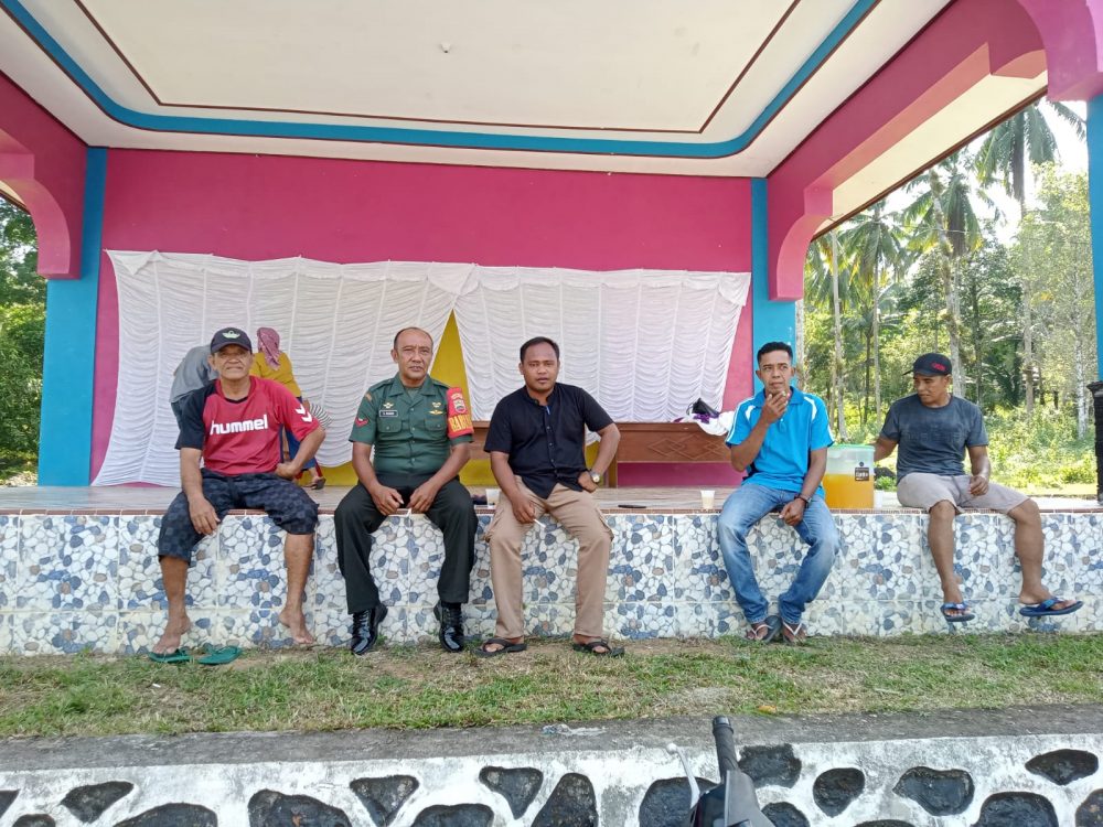 Babinsa Kopda S. Rambe Jalin Komsos Dengan Kades Gunung Durian, Bahas Rencana Pembangunan Bola Kaki