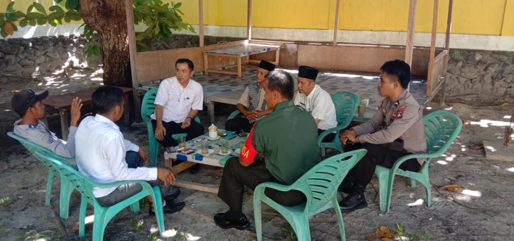 Sinergitas Babinsa Koramil 06/Serasan Bersama Babinkamtibmas Dalam Komsos Dengan Perangkat Kecamatan
