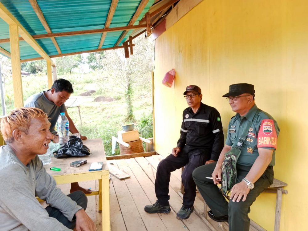 Lagi, Babinsa Sertu Chaniago Komsos Dengan Para Pekerja Jalan Lingkar Serasan Lagi, Babinsa Sertu Chaniago Komsos Dengan Para Pekerja Jalan Lingkar Serasan