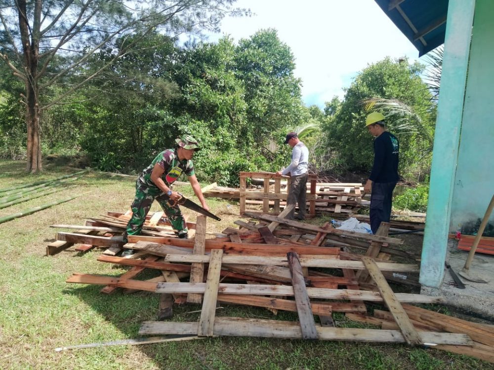 Selalu Ketua PHBN, Plh. Danramil 06/Serasan Ajak Warga Goro Bersihkan Lapangan Sepak Bola Selalu Ketua PHBN, Plh. Danramil 06/Serasan Ajak Warga Goro Bersihkan Lapangan Sepak Bola