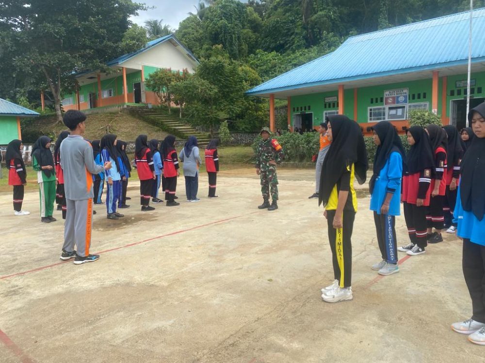 Babinsa Serda Iwan Berikan Materi PBB Bagi Siswa Baru SMAN 1 Pulau Tiga