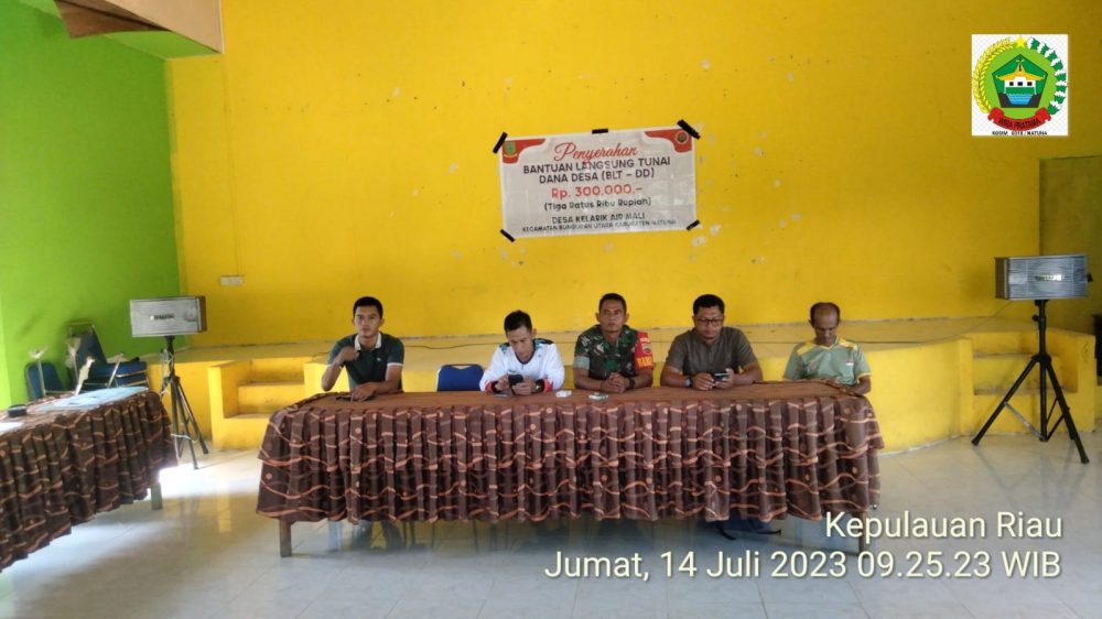Babinsa Koptu Anton Sutopo Turut Awasi Penyaluran BLT DD Desa Air Mali Babinsa Koptu Anton Sutopo Turut Awasi Penyaluran BLT DD Desa Air Mali