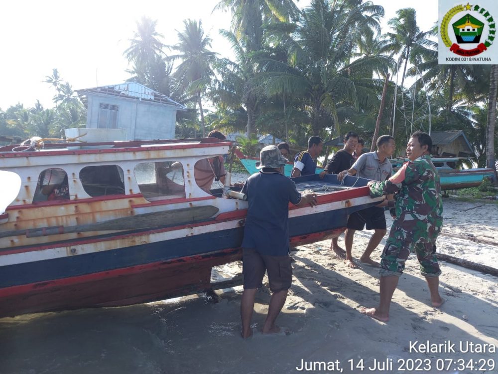 Atasi Kesulitan Warga, Babinsa Sertu Budi Bantu Nelayan Tarik Perahu Ke Daratan