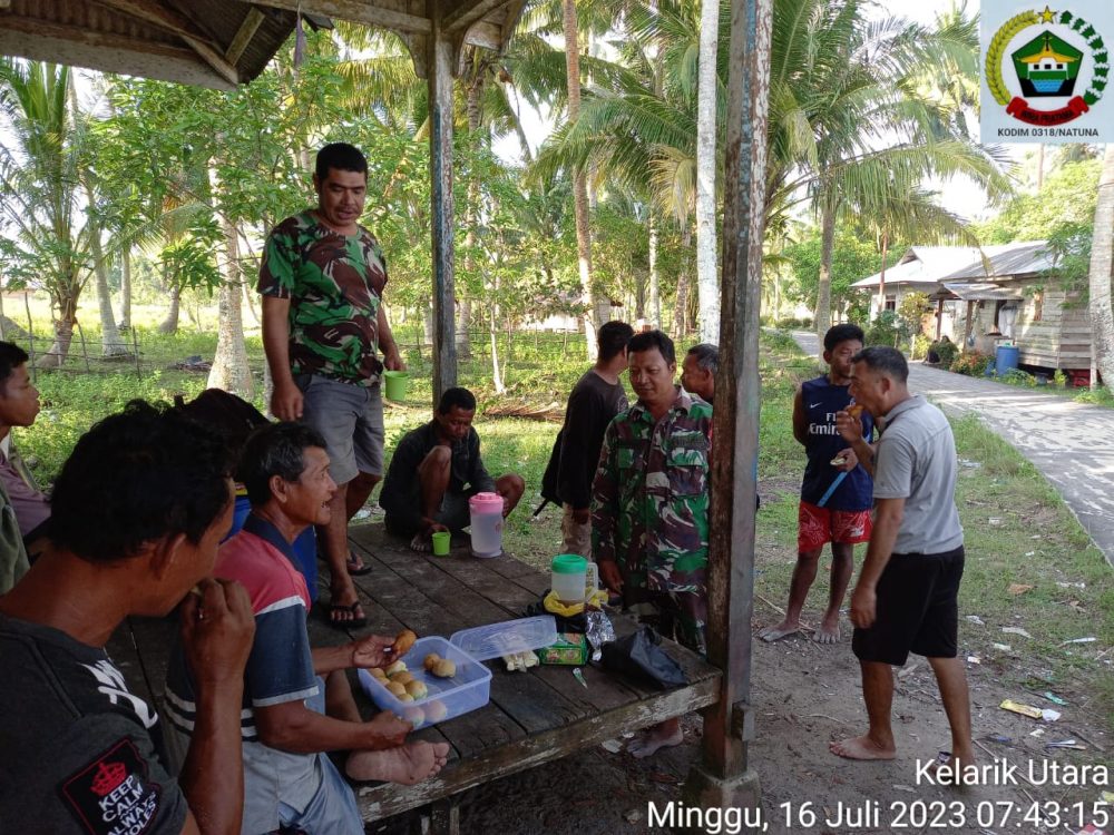 Jalin Kemanunggalan TNI Bersama Rakyat, Babinsa Sertu Budi Kembali Komsos Jalin Kemanunggalan TNI Bersama Rakyat, Babinsa Sertu Budi Kembali Komsos