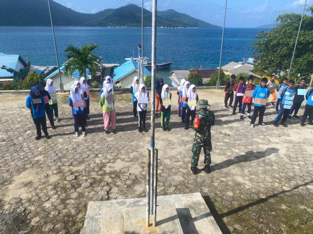 Babinsa Serda Iwan Lakukan Pengenalan PBB Bagi Murid Baru SMPN 1 Pulau Tiga Babinsa Serda Iwan Lakukan Pengenalan PBB Bagi Murid Baru SMPN 1 Pulau Tiga