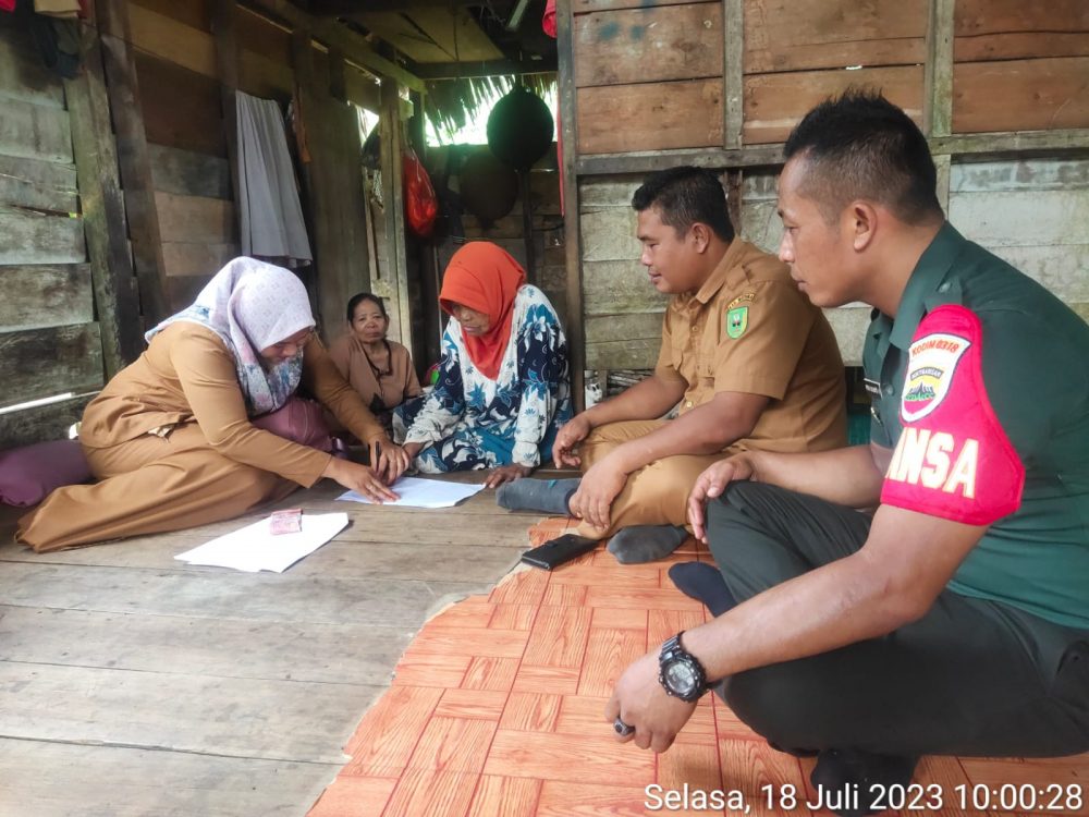 Babinsa Serda Fredy Kembali Lakukan Pendampingan Terhadap Penyaluran BLT DD Binjai