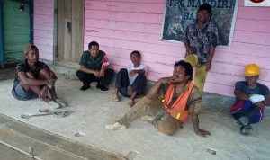 Komsos Dengan Buruh Bangunan, Babinsa Kopda Dhanu Himbau Utamakan Keselamatan Saat Bekerja Komsos Dengan Buruh Bangunan, Babinsa Kopda Dhanu Himbau Utamakan Keselamatan Saat Bekerja