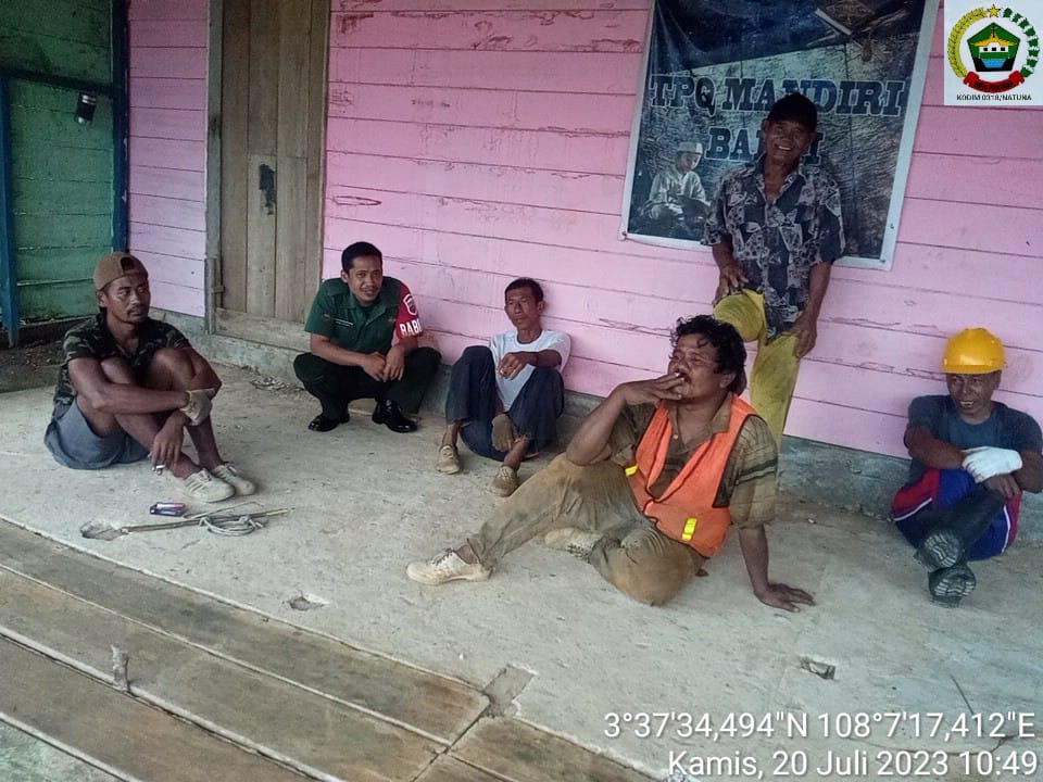 Komsos Dengan Buruh Bangunan, Babinsa Kopda Dhanu Himbau Utamakan Keselamatan Saat Bekerja Komsos Dengan Buruh Bangunan, Babinsa Kopda Dhanu Himbau Utamakan Keselamatan Saat Bekerja