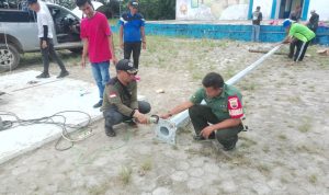 Persiapan HUT Kemerdekaan, Babinsa Koramil 06/Serasan Bersama Staf Kecamatan Pasang Tiang Bendera