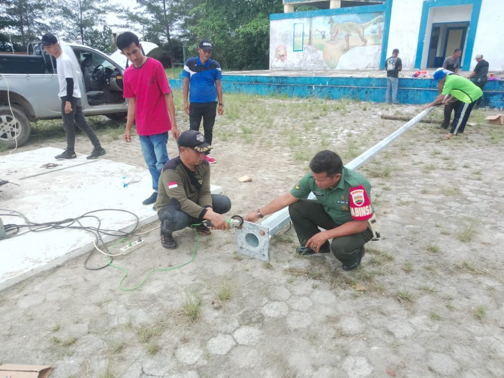 Persiapan HUT Kemerdekaan, Babinsa Koramil 06/Serasan Bersama Staf Kecamatan Pasang Tiang Bendera