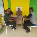 Jalin Silaturrahmi, Babinsa Sertu Chaniago Bincang Santai Dengan Kepala Sekolah SMA N 1 Serasan Timur
