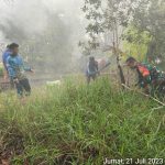Jum’at Bersih, Babinsa Serda Fredy Goro Bersihkan Wisata Makam Keramat Binjai Bersama Warga