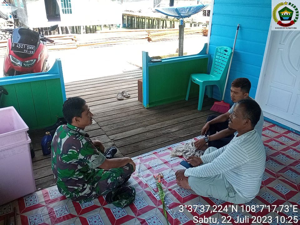 Ketahui Perkembangan Situasi Wilayah, Babinsa Kopda Dhanu Kembali Jalin Komsos Dengan Warga