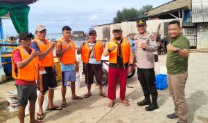 Peduli Keselamatan Nelayan, Kapolsek Gunung Kijang Bagikan Life Jacket Secara Gratis