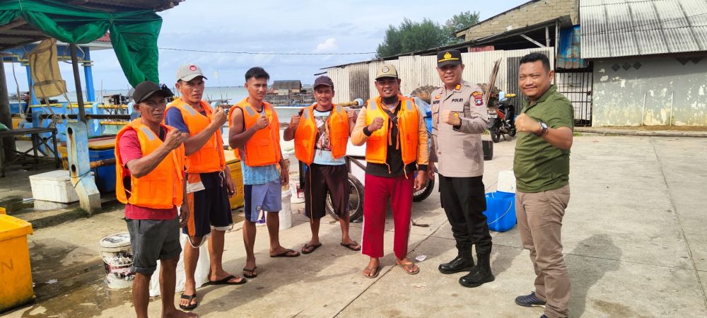 Peduli Keselamatan Nelayan, Kapolsek Gunung Kijang Bagikan Life Jacket Secara Gratis