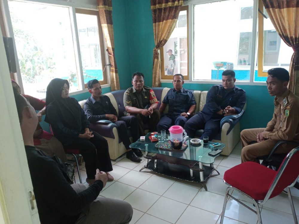 Babinsa Serda Eko Hadiri Musyawarah Penertiban Peredaran Miras di Desa Sabang Mawang Barat