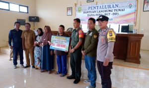 Babinsa Serda Dadang Kembali Pantau Penyaluran BLT DD Desa Serantas
