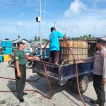 Antisipasi Permainan BBM Jenis Solar, Babinsa Serka Saroji Pantau Kedatangan Kapal Pengangkut Solar