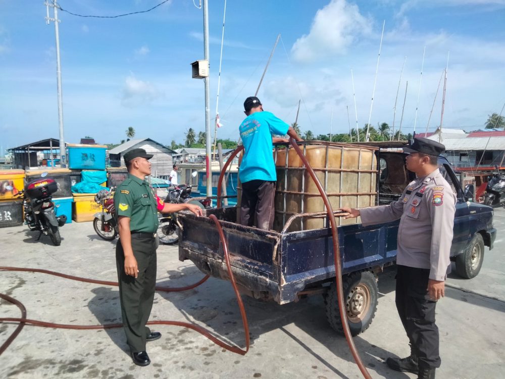 Antisipasi Permainan BBM Jenis Solar, Babinsa Serka Saroji Pantau Kedatangan Kapal Pengangkut Solar Antisipasi Permainan BBM Jenis Solar, Babinsa Serka Saroji Pantau Kedatangan Kapal Pengangkut Solar