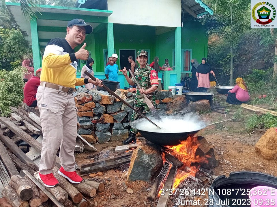 Akrab Bersama Warga, Babinsa Kopda Dhanu Masak Bubur Peringati Bulan Suro