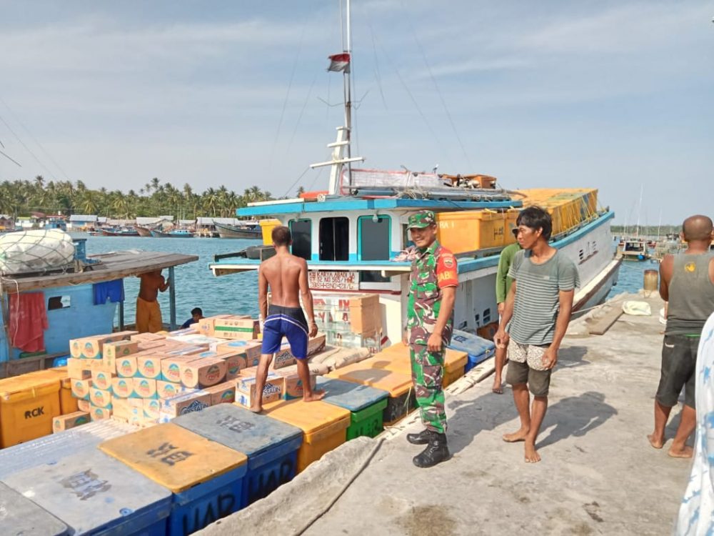 Babinsa Serda Sianipar Ingatkan Kapal Kargo Waspada Perubahan Cuaca Saat Melaut Babinsa Serda Sianipar Ingatkan Kapal Kargo Waspada Perubahan Cuaca Saat Melaut