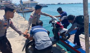 Kapolsek Bunguran Barat Bersama Anggota, Lakukan Pengamanan Naik Turun Penumpang dan Barang di Pelabuhan
