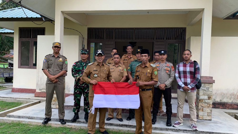 Babinsa Koramil 06/Serasan Bersama Uspika Lakukan Penyerahan Bendera Merah Putih Kepada Perangkat Desa Babinsa Koramil 06/Serasan Bersama Uspika Lakukan Penyerahan Bendera Merah Putih Kepada Perangkat Desa