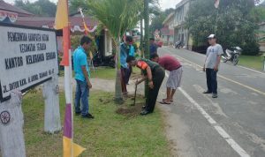 Sambutan HUT Kemerdekaan RI Ke-78 Babinsa Serda Hendry Ajak Masyarakat Goro Bangun Gapura