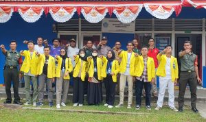 Plh. Danramil 06/Serasan Bagikan Stiker HUT Kemerdekaan RI Ke Pengendara, dan Goro Bangun Gapura