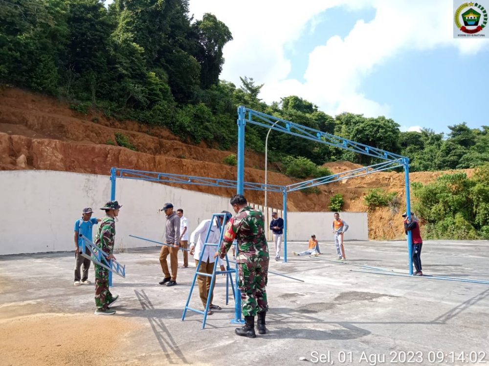 Babinsa Koramil 03/Sedanau Goro Bersama Perangkat Kecamatan Pulau Tiga Dirikan Tenda