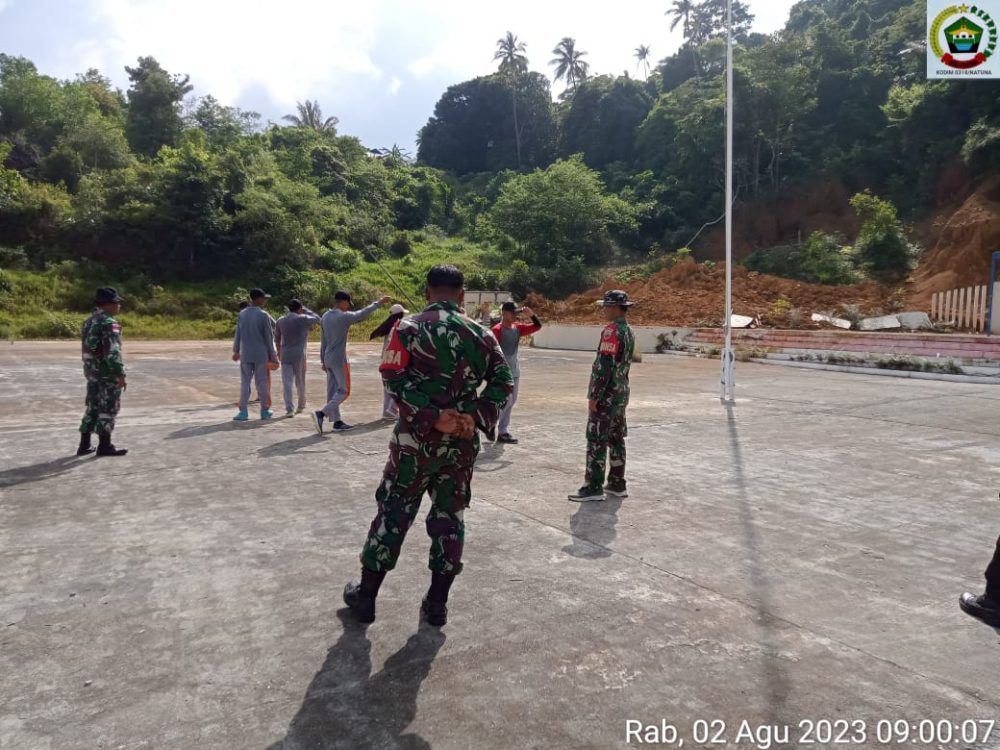 Personil Koramil 03/Sedanau Lakukan Latihan Rutin Terhadap Paskibra Tingkat Kecamatan Pulau Tiga