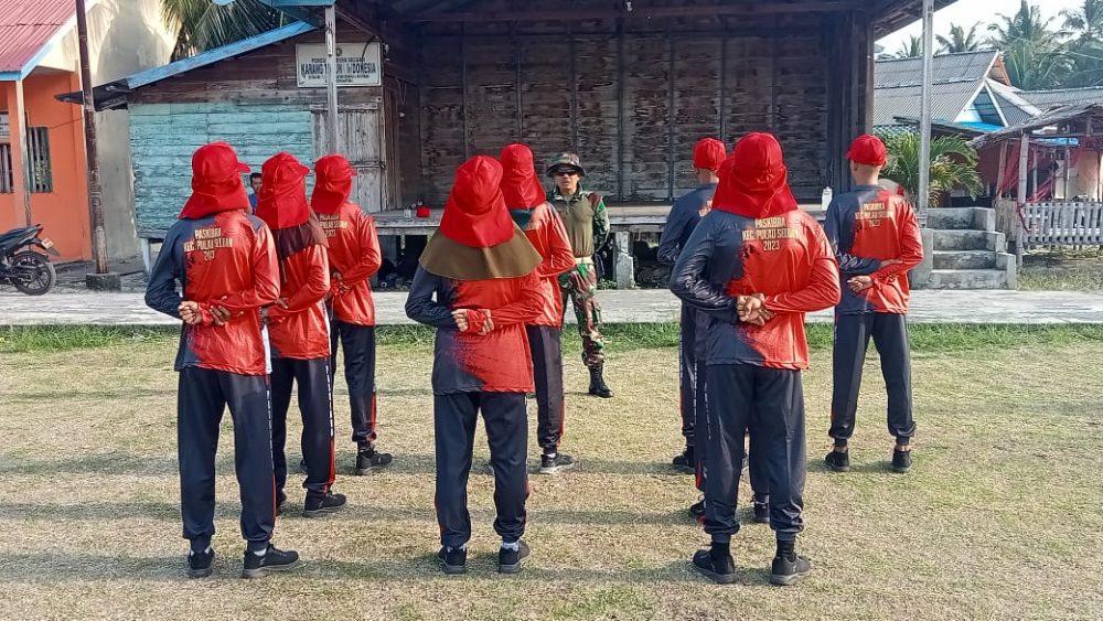Babinsa Koramil 03/Sedanau Bersama Polsek Latih Paskibra Tingkat Kecamatan Seluan