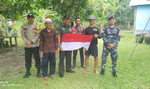 Babinsa Serda Sianipar Bersama Unsur Terkait Lakukan Sidak Rumah Warga Yang Tidak Pasang Bendera Babinsa Serda Sianipar Bersama Unsur Terkait Lakukan Sidak Rumah Warga Yang Tidak Pasang Bendera