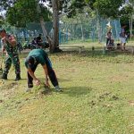 Babinsa Koramil 03/Sedanau Bersama Warga Bersihkan Lapangan Sepak Bola Jepang Upacara Peringatan HUT RI Ke-78 Babinsa Koramil 03/Sedanau Bersama Warga Bersihkan Lapangan Sepak Bola Jepang Upacara Peringatan HUT RI Ke-78