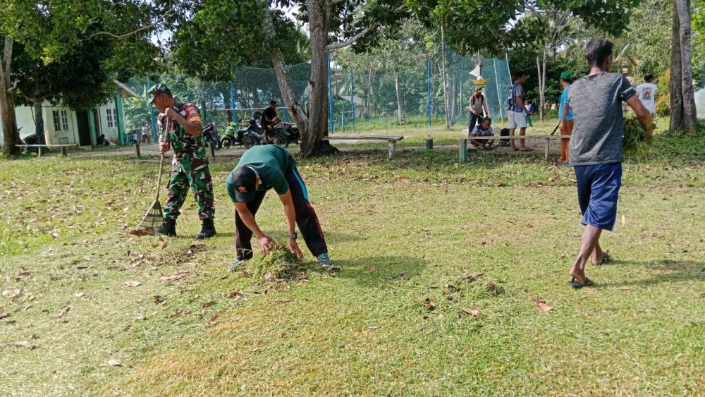 Babinsa Koramil 03/Sedanau Bersama Warga Bersihkan Lapangan Sepak Bola Jepang Upacara Peringatan HUT RI Ke-78