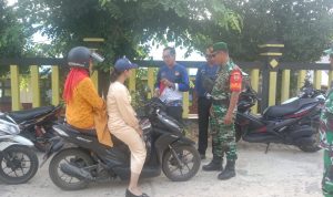 Turun Ke Jalan, Koramil 06/Serasan Bersama Unsur Terkait Bagikan “Sejuta” Bendera Merah Putih