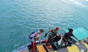 Seberangi Lautan, Babinsa Sertu Risdianto Latih Peserta Paskibra di Kecamatan Pulau Panjang Seberangi Lautan, Babinsa Sertu Risdianto Latih Peserta Paskibra di Kecamatan Pulau Panjang