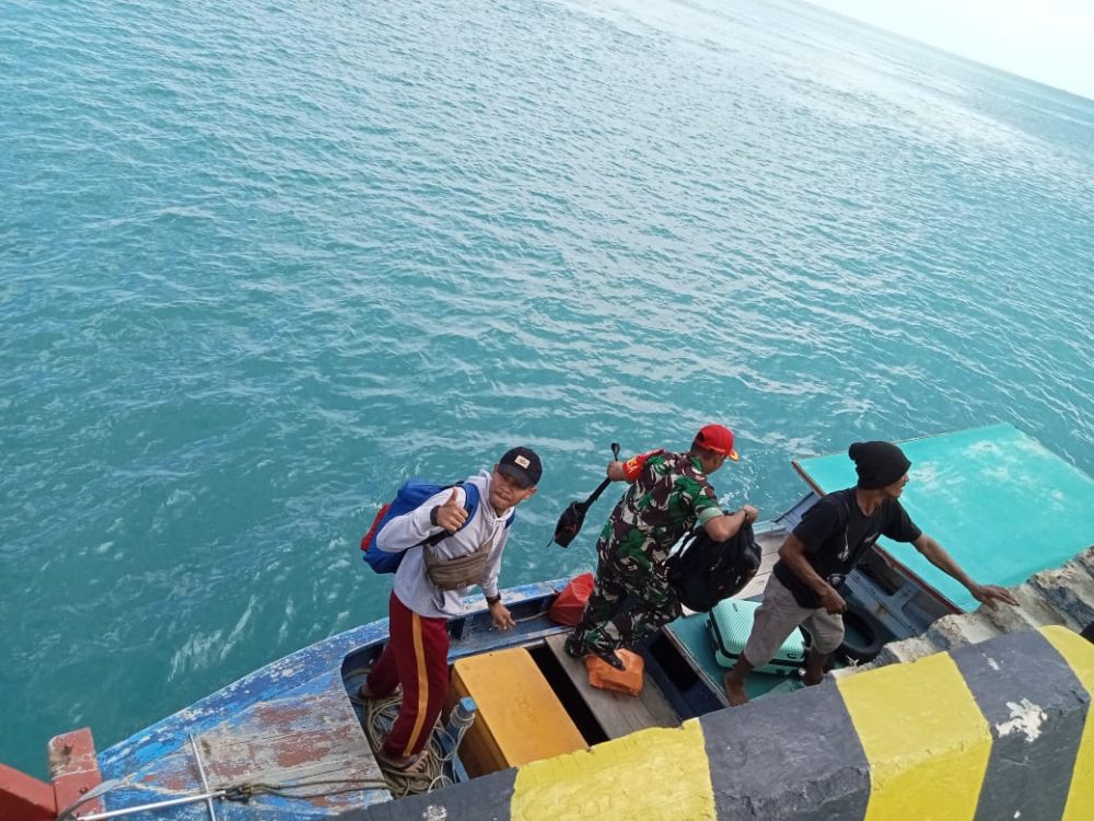 Seberangi Lautan, Babinsa Sertu Risdianto Latih Peserta Paskibra di Kecamatan Pulau Panjang