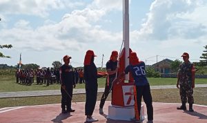 Sambut HUT RI Ke-78, Babinsa Kecamatan Pulau Tiga Latih Peserta Paskibra Sambut HUT RI Ke-78, Babinsa Kecamatan Pulau Tiga Latih Peserta Paskibra