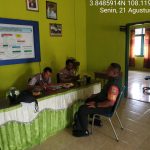 Jalin Sinergitas, Babinsa Koramil 03/Sedanau Komsos Dengan Perangkat Desa Sedarat Baru