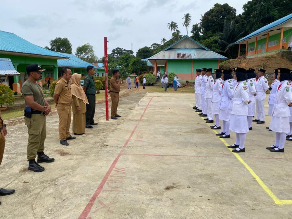 Babinsa Kecamatan Pulau Tiga Barat Gelar Kegiatan Pengembalian Purna Tugas Paskibra 2023