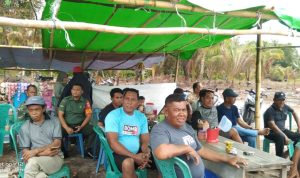 Semarak HUT RI Ke-78, Babinsa Serda Robby Lakukan Pengamanan Pertandingan Bola Kaki Desa Pulau Panjang