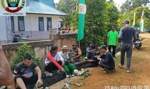 Jum’at Bersih, Babinsa Syaifullah Goro Bersama Warga Bersihkan Jalan Raya Desa Semedang