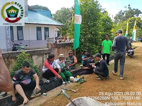 Jum’at Bersih, Babinsa Syaifullah Goro Bersama Warga Bersihkan Jalan Raya Desa Semedang