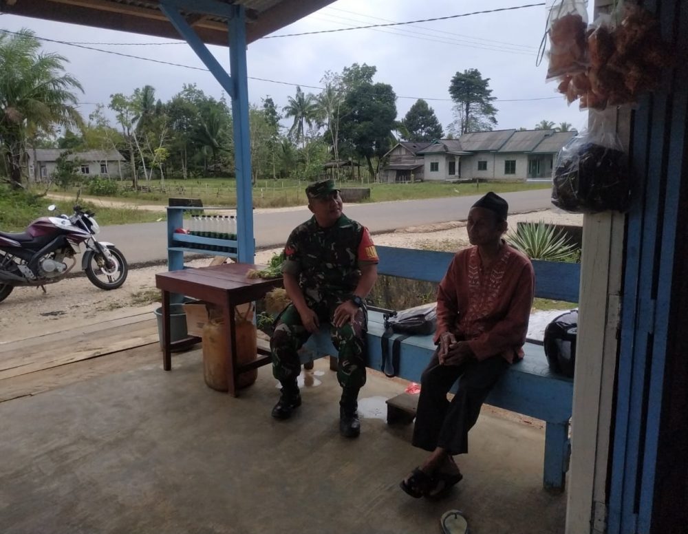 Babinsa Koptu Pamuji Kembali Jalin Komsos Dengan Warga Binaan Desa Sedarat Baru Babinsa Koptu Pamuji Kembali Jalin Komsos Dengan Warga Binaan Desa Sedarat Baru