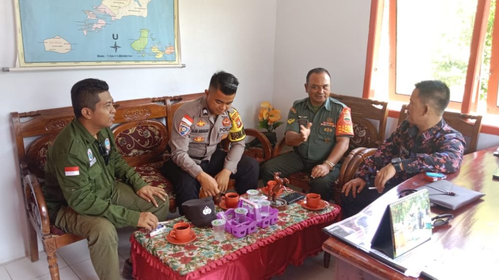 Jalin Sinergitas, Babinsa Koramil 06/Serasan Bersama Bhabinkamtibmas Komsos Dengan Perangkat Desa Jalin Sinergitas, Babinsa Koramil 06/Serasan Bersama Bhabinkamtibmas Komsos Dengan Perangkat Desa