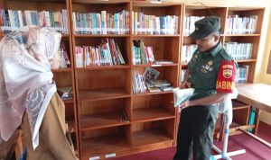 Babinsa Serda Sianipar Dukung Keberadaan Perpustakaan Mini Desa Subi